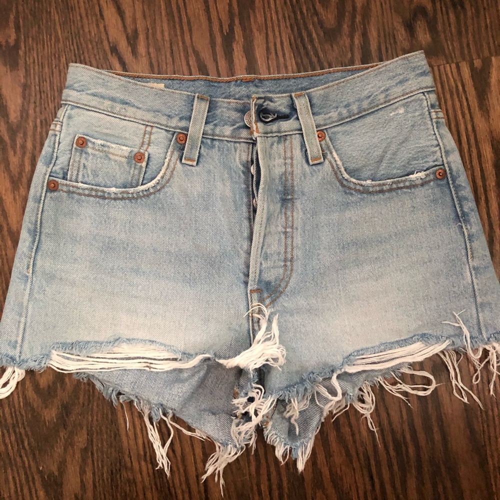 distressed levi 501 denim shorts